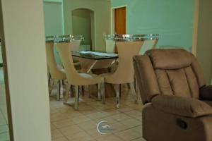 comedor con mesa y sillas en Rinkase residence, en Pretoria