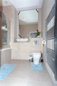 uma casa de banho com um WC, um lavatório e uma banheira em One bedroom serviced apartment Smethwick flat 310 em Birmingham