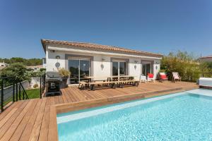 eine Villa mit Swimmingpool und ein Haus in der Unterkunft Villa Le Golf St Thomas 19 pers in Béziers