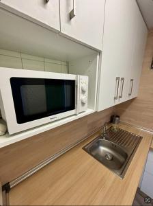 a kitchen with a sink and a microwave at Apartamento Plaza de los Naranjos in Marbella