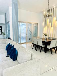 a living room with a couch and a table at Casa del Diseño in Uruapan del Progreso