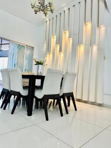 a dining room with a table and four chairs at Casa del Diseño in Uruapan del Progreso