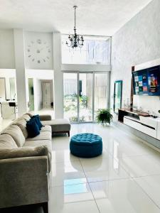 a living room with a couch and a clock on the wall at Casa del Diseño in Uruapan del Progreso