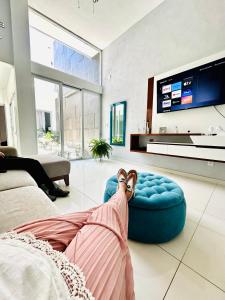 a person laying on a couch in a living room at Casa del Diseño in Uruapan del Progreso +5 photos