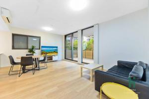 Et opholdsområde på Hurstville Pearl 2 Bedroom Apt