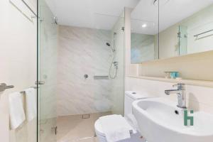 Et badeværelse på Hurstville Pearl 2 Bedroom Apt + 14 billeder