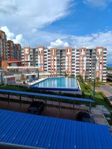 a large swimming pool in front of a building at Apartaestudio Vacacional en Girardot, piscinas, Jacuzis, parqueadero para moto in Girardot