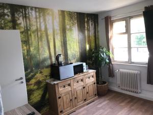 ein Zimmer mit einem Wandbild von Bäumen in der Unterkunft Gästezimmer zur Brücke in Zwiesel