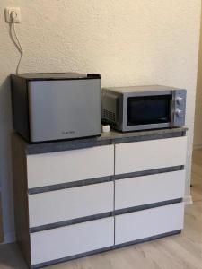 a microwave and a toaster oven on top of a dresser at Gästezimmer zur Brücke in Zwiesel