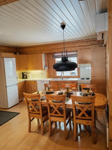 een keuken met een tafel en stoelen en een zwart licht bij Rukan Tunturipöllö in Kuusamo
