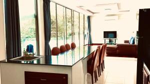 een keuken met een aanrecht met een wastafel en een woonkamer bij 3 Bedroom Sea View Villa Poppy SDV343-By Samui Dream Villas in Koh Samui 