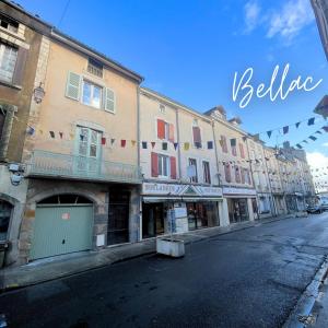 uma rua urbana vazia com edifícios e bandeiras em Les Suites de Bellac em Bellac
