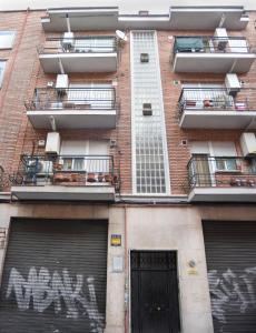 um edifício com graffiti ao lado em LUCERO APARTAMENTO em Madri