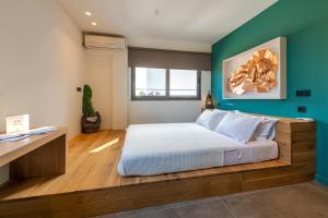Postel nebo postele na pokoji v ubytování Hidesign Athens Acropolis Panorama Suite