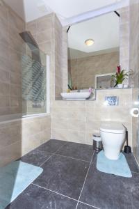 a bathroom with a toilet and a tub and a sink at One bedroom serviced apartment Smethwick F312 in Birmingham