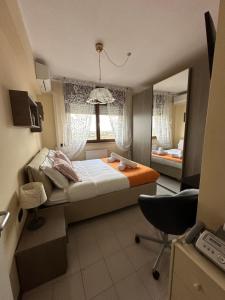 ein kleines Schlafzimmer mit einem Bett und einem Spiegel in der Unterkunft THE HOUSE OF SUNSETS in Rom