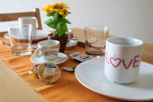 Príslušenstvo na prípravu kávy alebo čaju v ubytovaní B&B Cala Peppa
