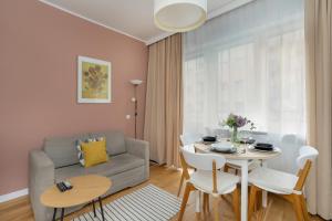 Зона вітальні в Trendy Apartment Polna in Poznan by Renters