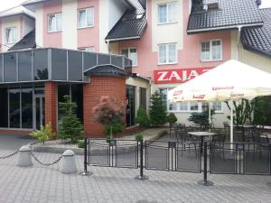 un restaurante con mesas y sillas frente a un edificio en Max na terenie stacji MOL, en Radzymin