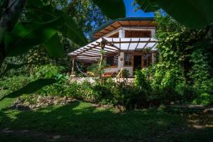 a house in the middle of a garden at Hotel Amor de Mar in Montezuma