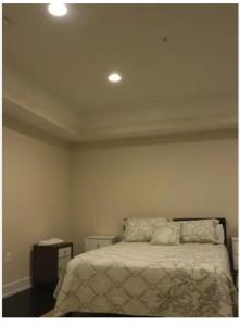 ein Schlafzimmer mit einem Bett in einem Zimmer in der Unterkunft Entire 3 bedroom Private Luxury Condo in Washington