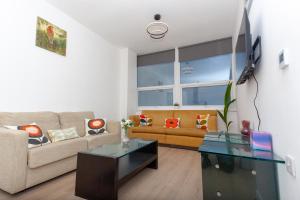 uma sala de estar com um sofá e uma mesa em One bedroom serviced apartment Smethwick Flat 314 em Birmingham