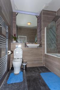 uma casa de banho com um WC, um lavatório e uma banheira em One bedroom serviced apartment Smethwick Flat 314 em Birmingham