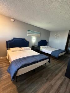מיטה או מיטות בחדר ב-Paxton Inn Motel