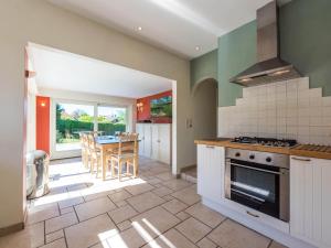 eine Küche mit einem Herd und einem Esszimmer in der Unterkunft Villa in St-Idesbald near Ster der Zee Beach in Koksijde
