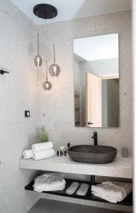baño con lavabo negro y espejo en Serenity Villa a hidden paradise, en Koxaré