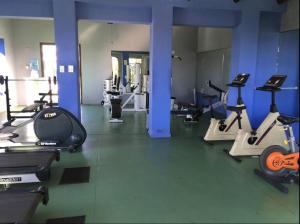 un gimnasio con varias cintas de correr y máquinas cardiovasculares en Olas Marbella, Maitencillo. 4D+3B Vista Panorámica +Full Servicios, en Valparaíso