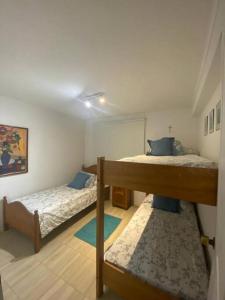 1 dormitorio con 2 literas en una habitación en Olas Marbella, Maitencillo. 4D+3B Vista Panorámica +Full Servicios, en Valparaíso
