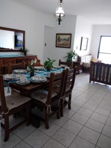 - une salle à manger avec une table et des chaises dans l'établissement WI-FI 600MEGA 8 pessoas CENTRO da cidade frente mar 3quartos 2 carros, à Mongaguá