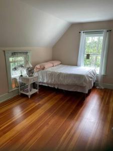 Cama o camas de una habitación en Charming farmhouse home in Amherst