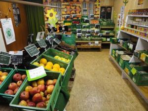 einem Lebensmittelladen mit Obst und Gemüse in der Unterkunft Sonnige Wohnung im Waldgebiet in Schortens