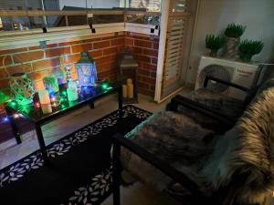 uma sala de estar com um sofá e uma mesa com luzes em Saunallinen yksiö em Pieksamaki