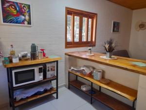 cocina con encimera con microondas en un estante en Chalé Brisa do Vale, en Santa Luísa de Baixo