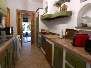 Kuchyň nebo kuchyňský kout v ubytování SCAPPO IN UMBRIA, La Casa nel bosco
