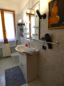 Koupelna v ubytování SCAPPO IN UMBRIA, La Casa nel bosco