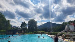 a group of people in a swimming pool at de Vinkenborg nabij Winterberg in Winterberg