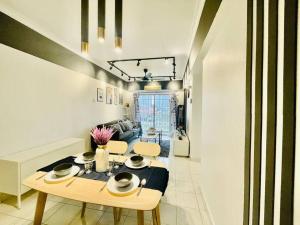 ein Wohnzimmer mit Tisch und Couch in der Unterkunft 8 pax Homestay near Axiata Arena & Pavilion 2 in Kuala Lumpur
