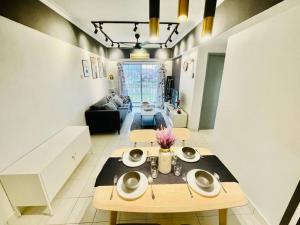 ein Wohnzimmer mit Tisch und Couch in der Unterkunft 8 pax Homestay near Axiata Arena & Pavilion 2 in Kuala Lumpur + 33 Fotos
