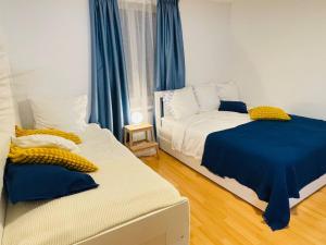 Postel nebo postele na pokoji v ubytování Zürich Cozy Apartment
