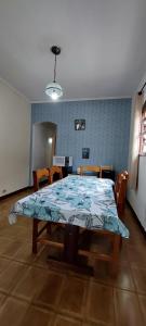 a room with a table and chairs and a dining room at Casa Peruibe 350metros Praia in Peruíbe