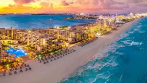 una vista aérea de una playa al atardecer en Dreams Lagoon by Andiani Travel, en Cancún