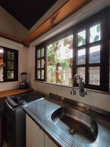 Kuchyň nebo kuchyňský kout v ubytování Casa rústica prox praias piscina aquecida e sauna