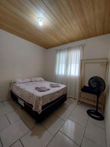 Cama o camas de una habitación en Casa Ribeirão da Ilha AEROPORTO