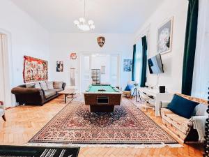 una sala de estar con una mesa de billar. en Pd Residence, en Budapest