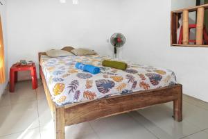 ラブハン・バジョにあるPalulu Garden Homestayの以下が備わるドミトリールームのベッド1台分です: