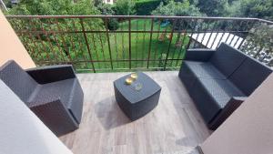 Balkón nebo terasa v ubytování Nanà Holiday House